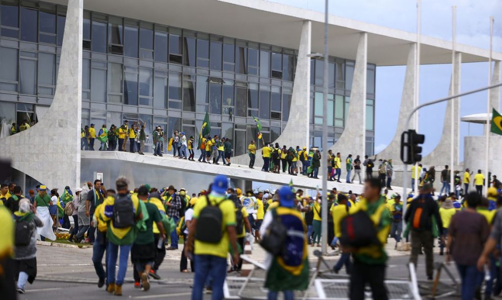 PF libera 600 idosos e mulheres com filhos pequenos presos por invasão bolsonarista