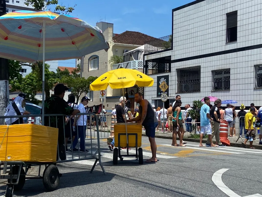 Público forma fila quilométrica sob forte sol para velório de Pelé