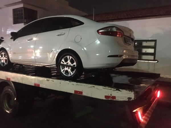 Lei Seca autua homem que se recusou a fazer teste do bafômetro e transportava 4 crianças e 1 recém-nascido na zona Leste de Natal.