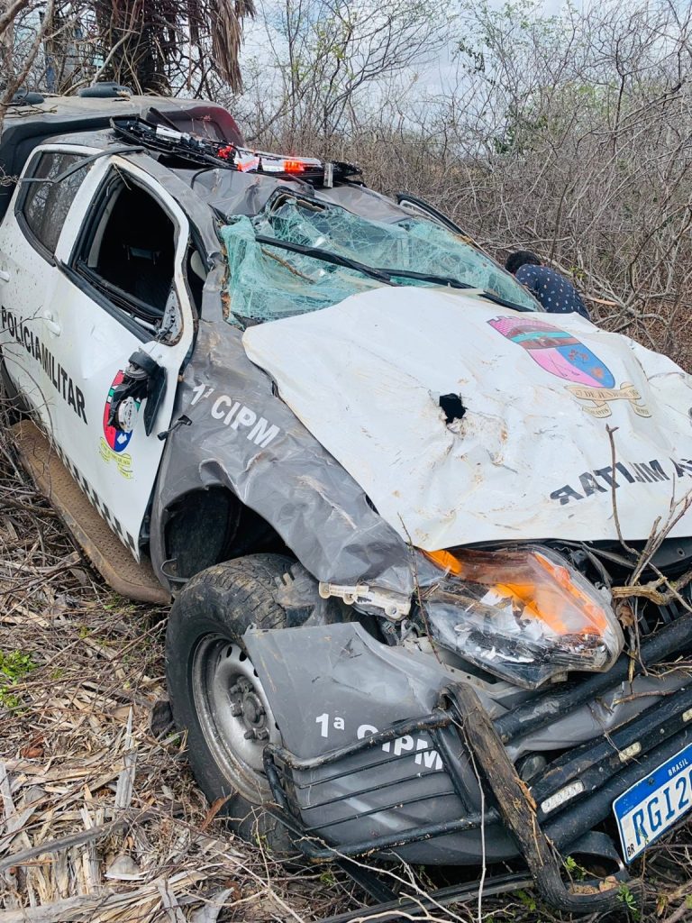 Viatura com três policiais capota próximo a Macau e deixa agentes de segurança feridos