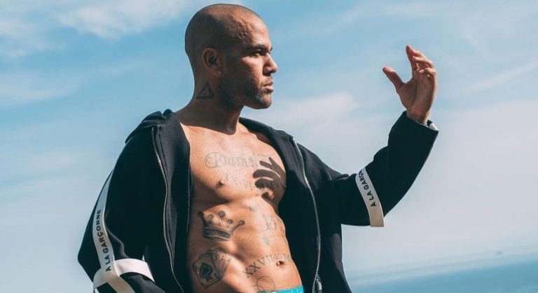 Tatuagem ‘escondida’ de Daniel Alves é prova decisiva para prisão preventiva, diz jornal