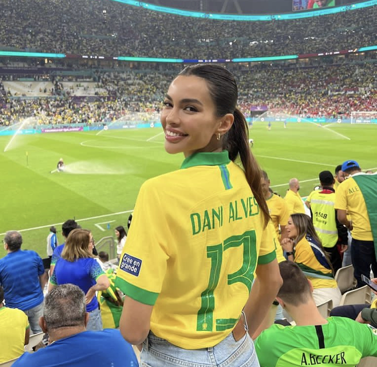 Esposa de Daniel Alves responde jornal e nega apoio ao jogador em post