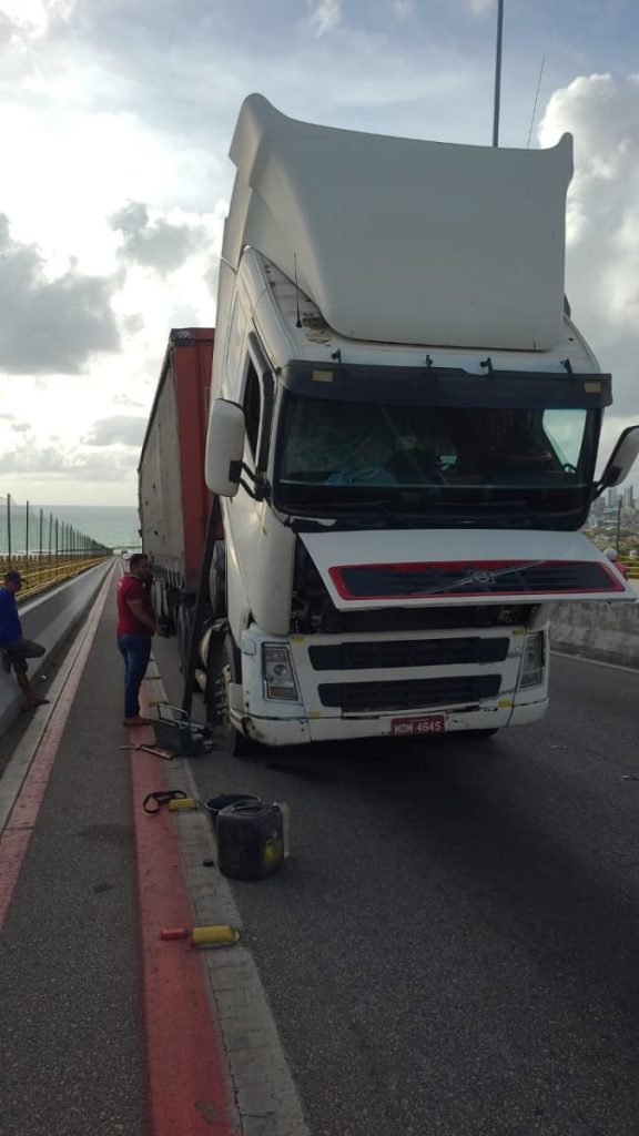 Caminhão quebra, interrompe trânsito na ponte Newton Navarro e cancela faixa reversível
