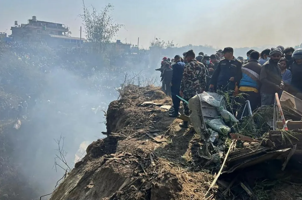 Avião cai no Nepal e deixa ao menos 44 mortos