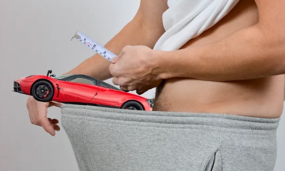 Homens com pênis pequenos têm mais interesse por carros de luxo, diz estudo