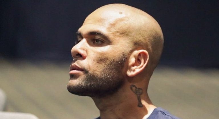 Daniel Alves distribui autógrafos aos detentos em prisão, diz ex-presidiário à TV espanhola