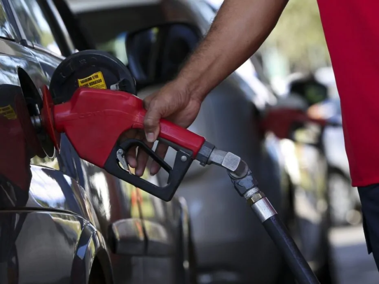 Petrobras anuncia aumento de R$ 0,23 no preço do litro da gasolina a partir de amanhã