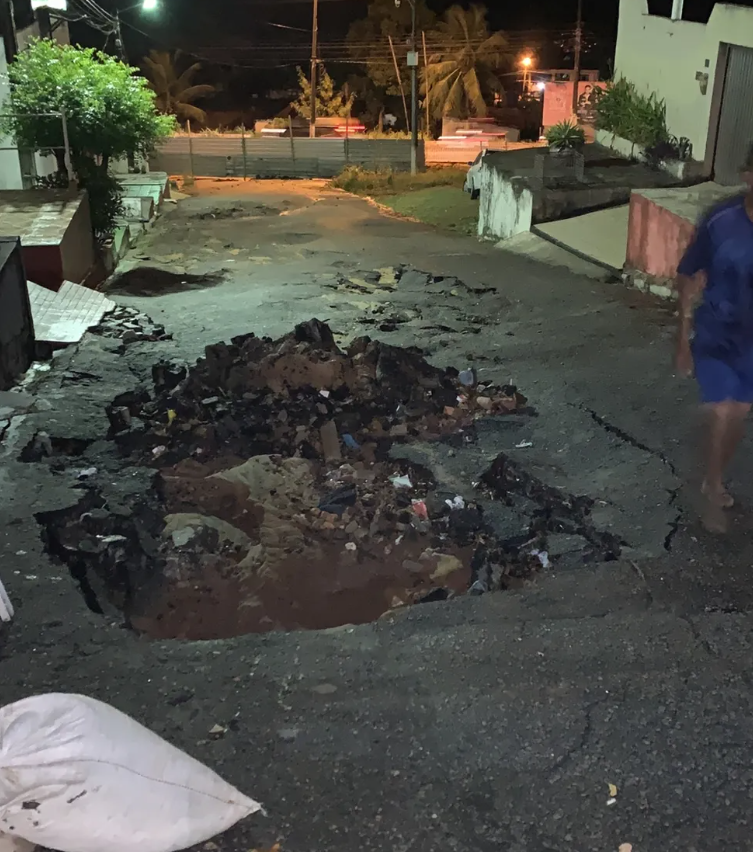 Chuva abre cratera em rua na Zona Oeste de Natal