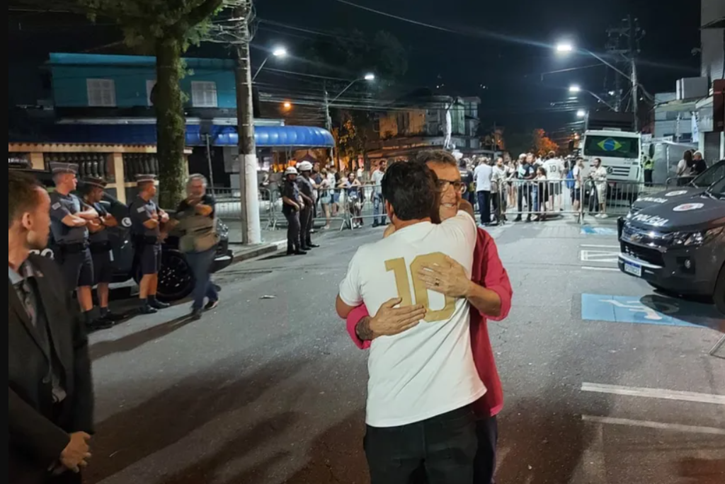 Craque Neto vai ao estádio do Santos se despedir de Pelé e critica Tite e campeões do mundo