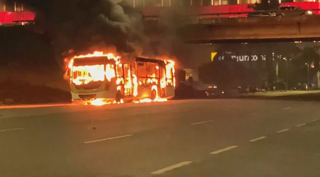 Moraes decreta prisão de manifestantes que tentaram invadir sede da PF em Brasília