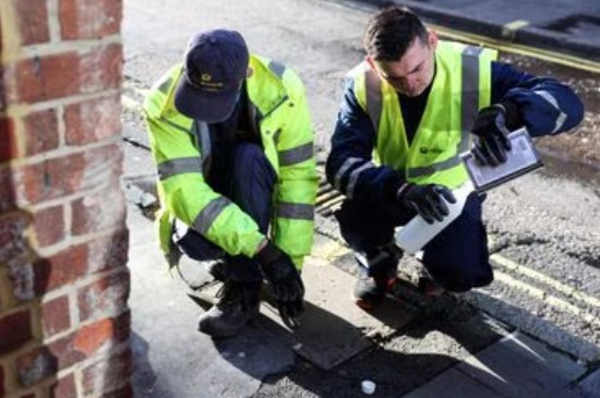 ‘TINTA ANTIXIXI’: Londres testa substância que repele e respinga xixi de volta em quem urinar na rua