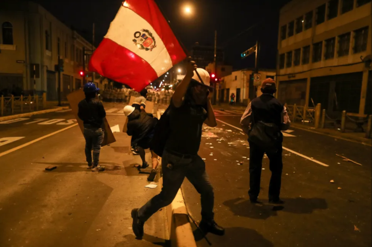 Protesto no Peru tem confronto violento com a polícia e incêndio em prédio de Lima