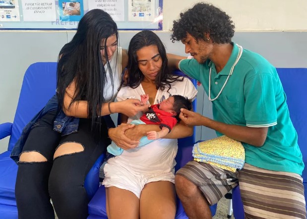 Bebê que nasceu em ônibus no Rio de Janeiro é retirado da família por ordem da Justiça; ‘Tomaram meu filho’, diz mãe