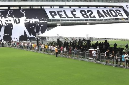 Velório de Pelé: 27 mil já passaram pela Vila Belmiro para se despedir do Rei