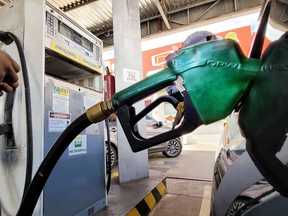 Em menos de 24 horas, postos de combustíveis aumentam e voltam a baixar preço da gasolina em Natal