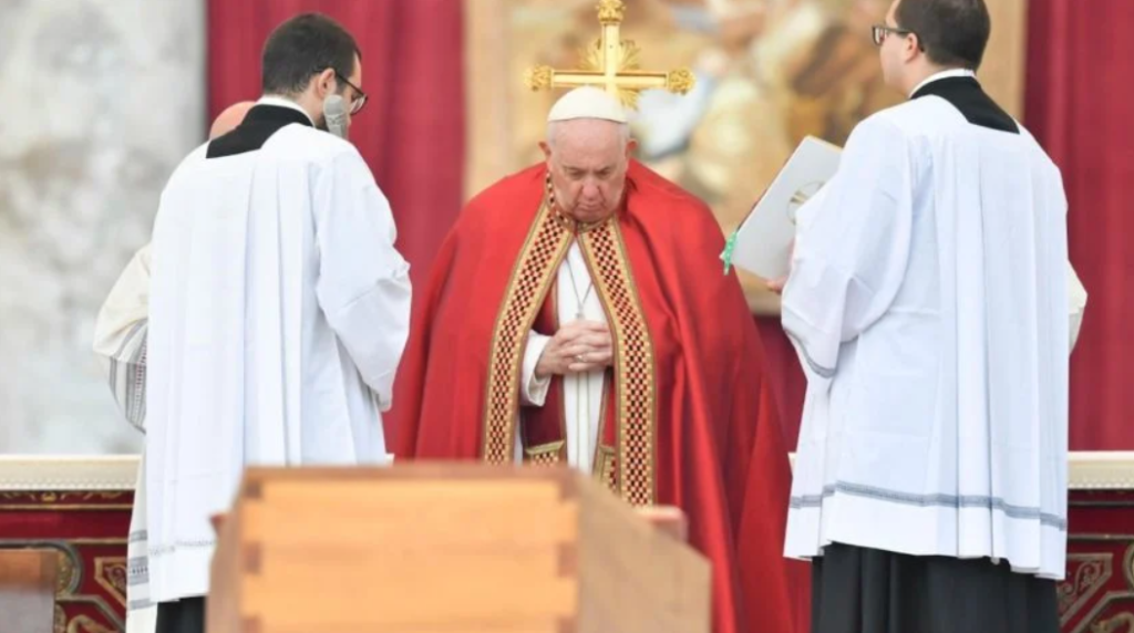 Funeral de Bento 16 é realizado no Vaticano