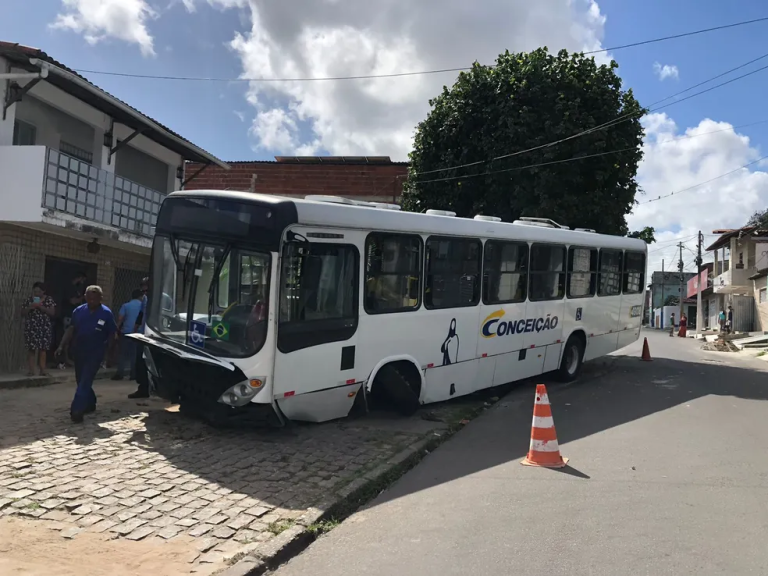 Ônibus desgovernado sobe calçada e atinge tenda de loja em Natal