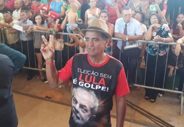 Piauiense que deu caneta para Lula em 1989 chora após homenagem em posse