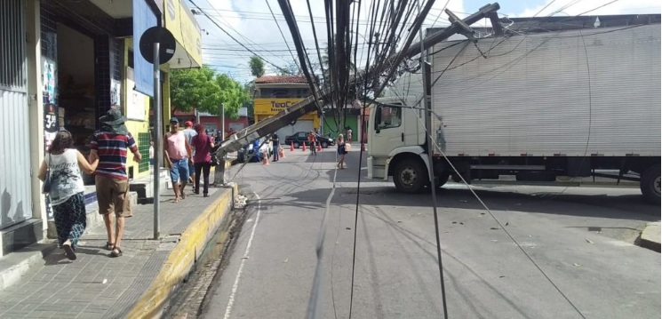 Caminhão carregado de pipoca derruba poste e deixa avenida ‘no escuro’ na Grande Natal