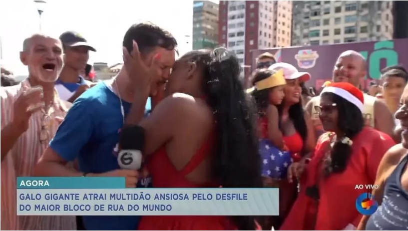Repórter é surpreendido com beijo na boca ao vivo em Carnaval