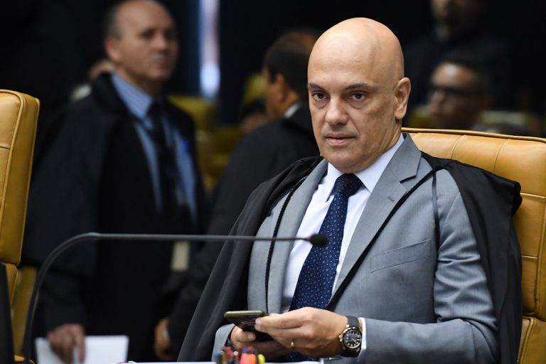 Alexandre de Moraes confirma conversa com senador Marcos do Val