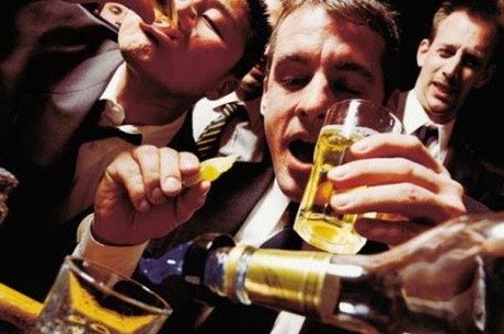 Homens precisam sair duas vezes por semana para beber com os amigos, diz pesquisa