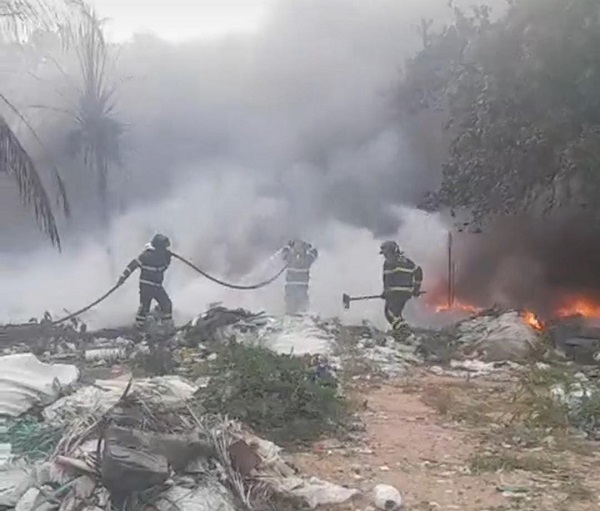 Bombeiros combatem incêndio em usina de reciclagem na Grande Natal