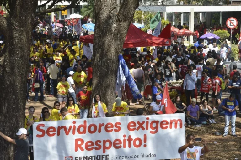 Após o “não” aos 7,8%, servidores levarão proposta salarial ao governo
