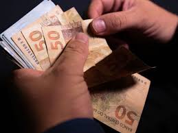 Lula confirma salário mínimo de R$ 1.320 a partir de maio e aumento da isenção de IR para R$ 2.640