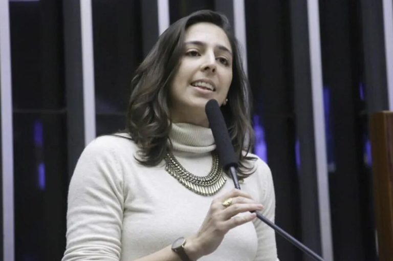 Deputada Natália Bonavides diz que é contra e vai propor fim do auxílio-mudança, mas recebe benefício e não diz se vai devolver recurso