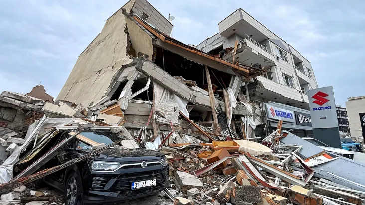 Número de mortos em terremoto na Turquia passa de 1,5 mil