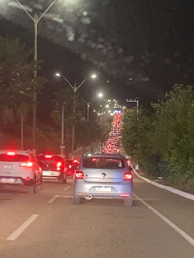 Engarrafamento gigante se forma nesta sexta à noite de Carnaval no litoral Sul