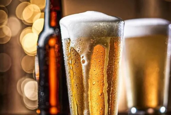 Brasileiros consumiram 15,4 bilhões de litros de cerveja em 2022, o equivalente a mais de 8 mil piscinas olímpicas