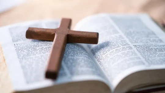 Igreja da Inglaterra estuda usar gênero neutro em referências a Deus