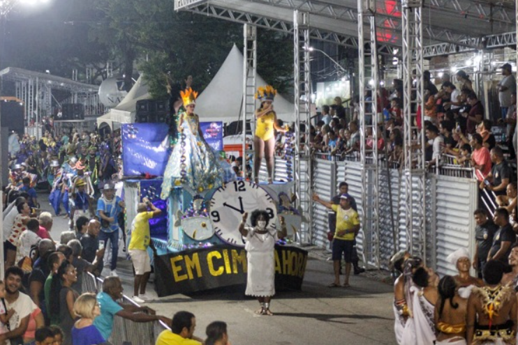 Início do desfile das Escolas de Samba e Tribos de Índios leva multidão à Ribeira