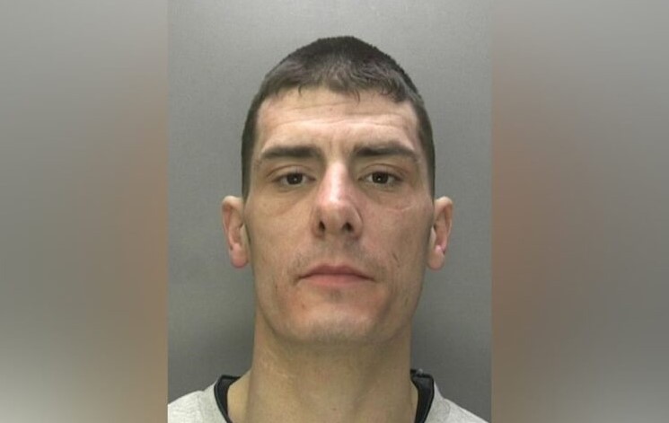 Homem que abusou sexualmente de mulher em banheiro feminino e alegou em depoimento ‘se identificar como mulher’ é condenado na Inglaterra