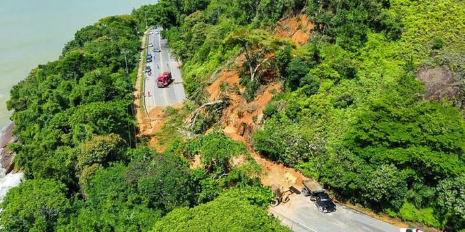 Caminhonetes com doações às vítimas do deslizamento no Litoral Norte de SP são saqueadas, diz Tarcísio
