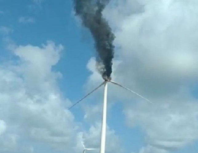 Torre eólica pega fogo no litoral Norte do RN