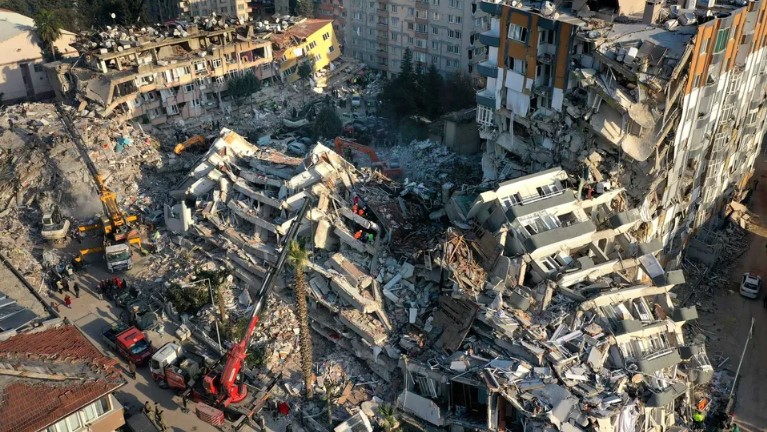 Criança e mais duas pessoas são resgatadas com vida 13 dias após terremoto na Turquia