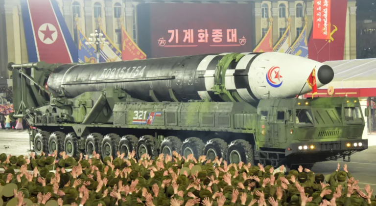 Coreia do Norte exibe maior número de mísseis nucleares já visto em desfile