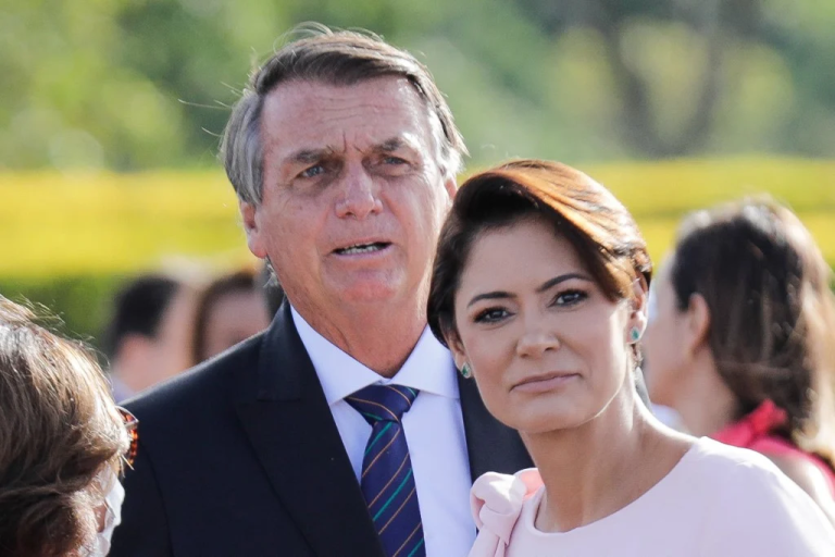 Michelle diz que vai aos EUA para passar aniversário com Bolsonaro e evita falar sobre retorno