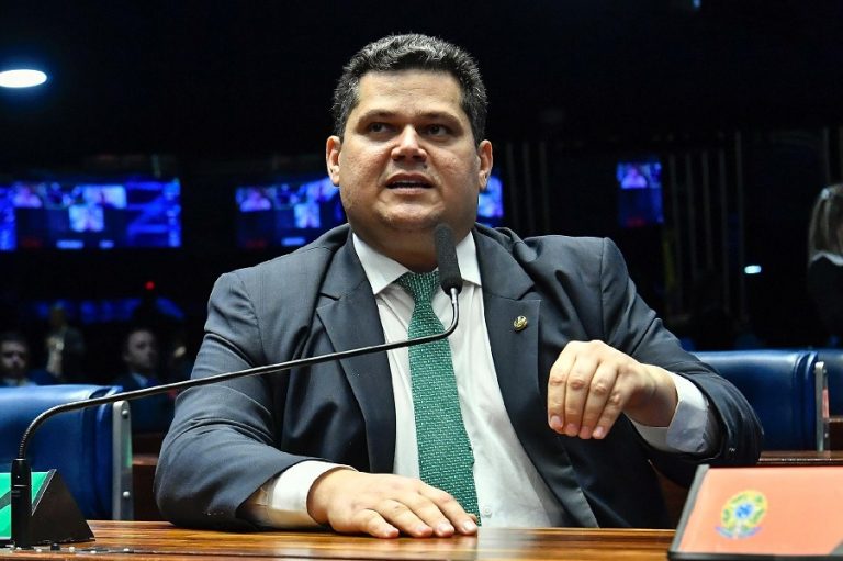 Davi Alcolumbre é reeleito para a presidência da CCJ