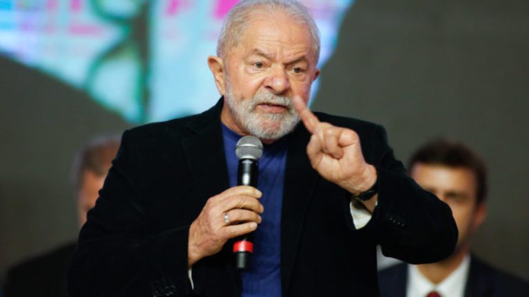 Lula volta a criticar Bolsonaro e impeachment de Dilma