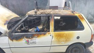 Carro da Cabo Telecom é incendiado em Parnamirim