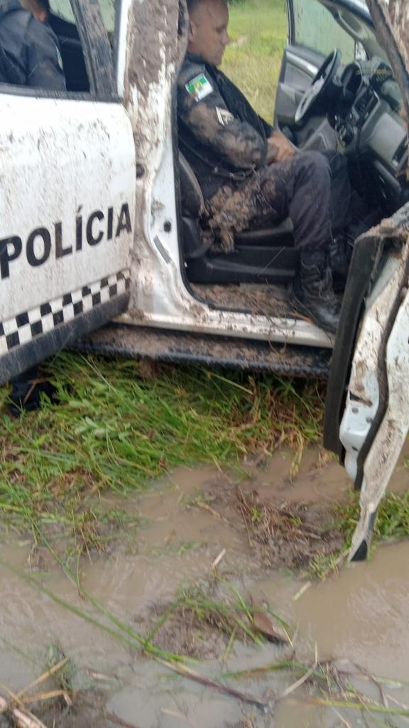 Carro da PM capota e policiais ficam feridos na BR 406- São Gonçalo