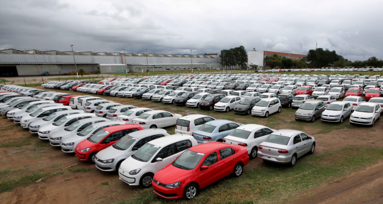 GM, Hyundai e Stellantis param fábricas a partir de hoje por queda nas vendas e dão férias coletivas