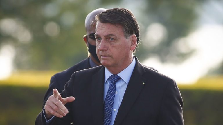 Bolsonaro anuncia data de retorno ao Brasil e fala de inelegibilidade em 2026