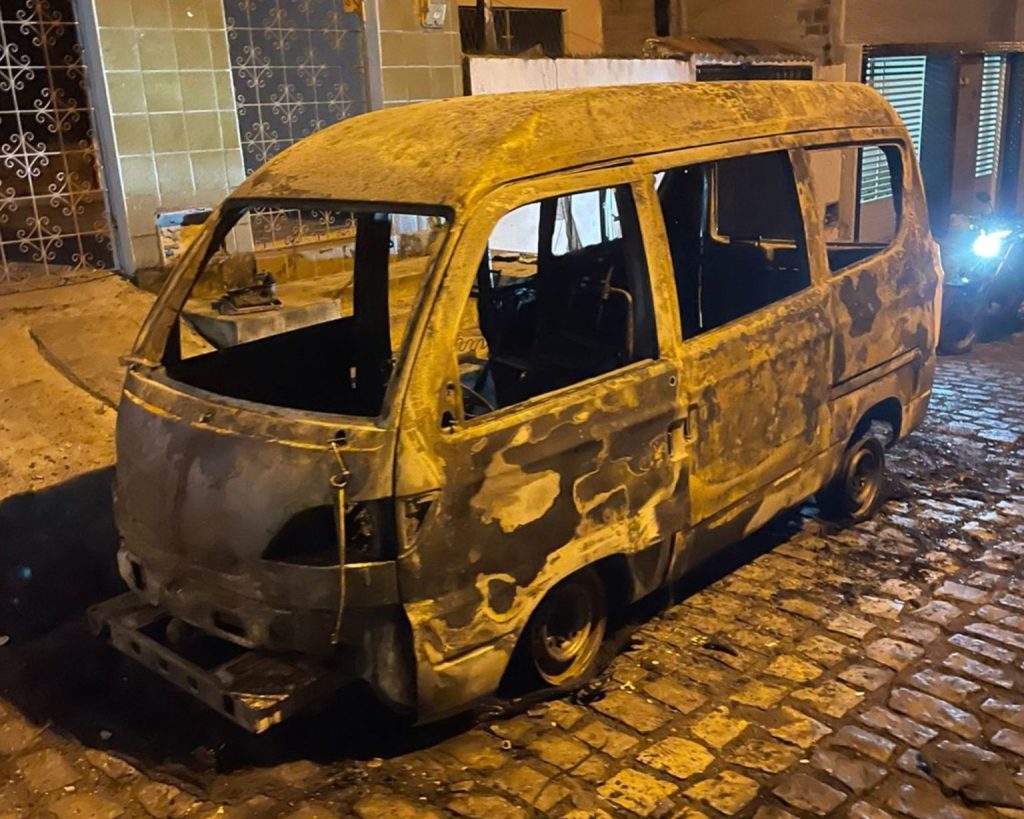 “Ficou só os ferros minha filha”, diz dona de van incendiada em Felipe Camarão