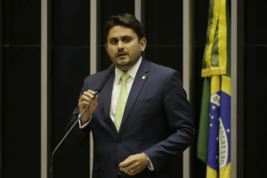 Sócio de haras de Juscelino é funcionário fantasma no Senado, diz jornal