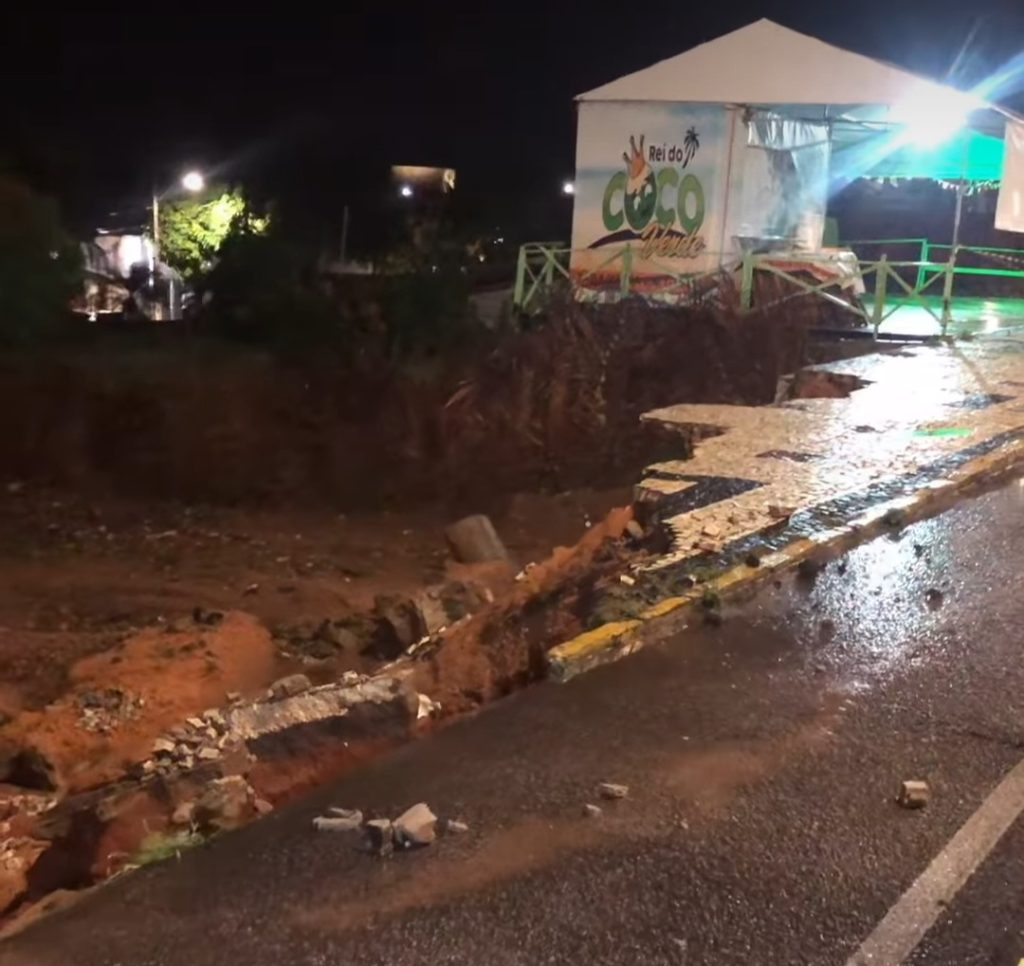 Trecho de calçadão na Av. Roberto Freire, em Ponta Negra, desaba após chuvas
